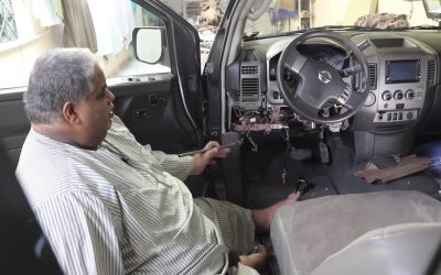 «بي بي سي إكسترا» ميكانيكي مقعّد يجهز سيارات للمعاقين