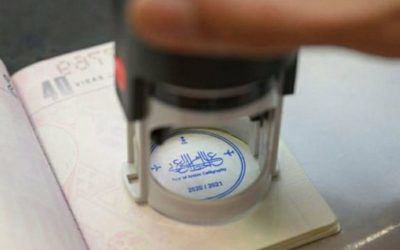 ختم «الخط العربي» يزين جوازات القادمين للسعودية