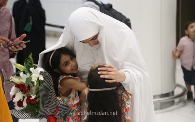 بحرينية تحتضن طفلتيها في مبنى مطار البحرين الدولي لحظة رجوعها من أداء مناسك الحج في أجواء حميمية