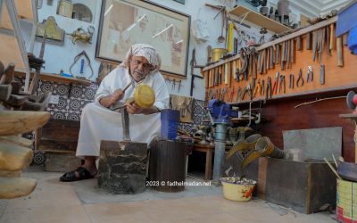 صانع الدلال ياسر الأنصاري خلال صناعة دلة (القرشية) البحرينية في ورشته الخاصة في مدينة عيسى