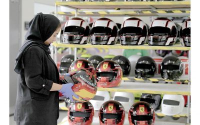 مهندسة بحرينية تفحص خوذة سائق إحدى فرق سباقات السيارات في أكبر مصنع بحريني للخوذ في الشرق الأوسط.