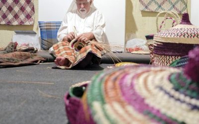 عبد الرضا هلال يمتهن صناعة السلال التقليدية المصنوعة سعف النخيل لأكثر من 3 عقود (تصوير: فاضل مدن)